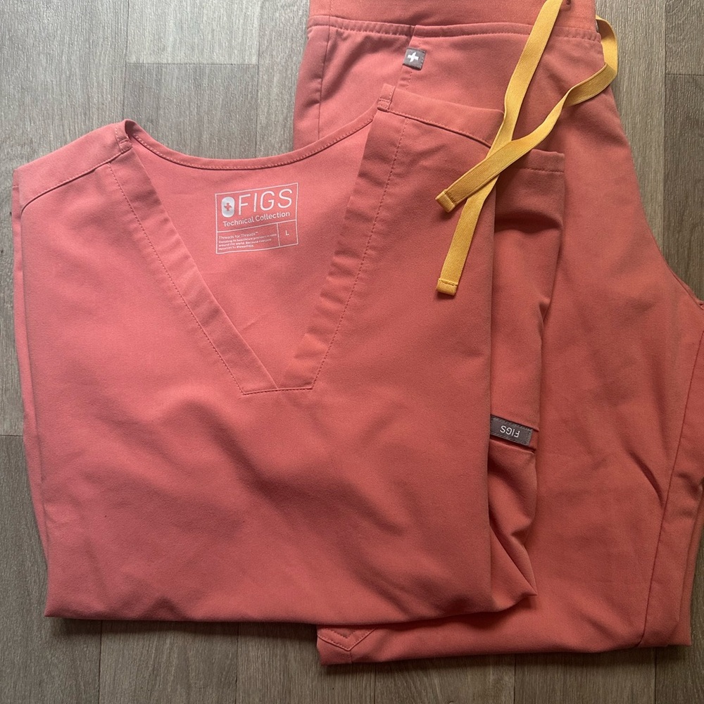 🧡🪸FIGS woman’s coral scrub set 🪸🧡